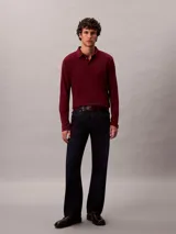 Chomba de manga larga Calvin Klein confeccionada en algodón supima, con cuello polo, cartera con botones y logo CK bordado en el pecho.