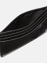 Tarjetero de piel color negro con múltiples ranuras para tarjetas. Presenta el monograma 'CK' en relieve en la parte frontal.