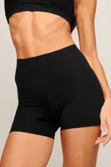 Short deportivo negro de cintura alta, confeccionado en poliamida y elastano, con costura frontal.