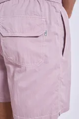 Short de baño de color rosado con diseño liso y corte clásico, ideal para la playa o la pileta.