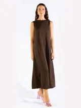 Vestido largo sin mangas de corte recto y holgado, con escote bote y bolsillos laterales. Confeccionado en mezcla de lyocell, viscosa y lino.