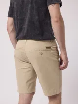 Bermuda color beige de corte recto.