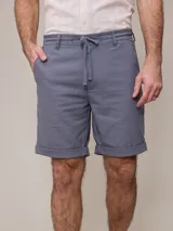 Bermuda azul de algodón y lino con cordón en la cintura.