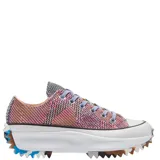 Championes Converse Run Star Hike de tela estampada a cuadros en tonos rosa, naranja y azul, con cordones lilas, plataforma blanca y suela dentada multicolor.