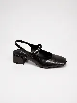 Zapatos tipo Mary Jane color negro con textura efecto cocodrilo, diseño destalonado, puntera cuadrada y taco ancho.