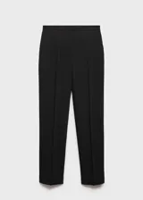 Pantalón de vestir tiro medio con diseño recto y trabillas para cinturón. Cuenta con bolsillos laterales y dos bolsillos de ribete en la parte posterior, con cierre oculto de botón, gancho y cremallera.