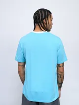 Remera de corte clásico color blanco, con cuello redondo en color rosado y logo de la marca bordado en el pecho en el mismo tono.