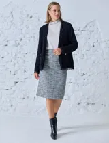 Chaqueta negra de algodón tejido marca Ruby Rd, con cuello a la base, abertura central, bolsillos delanteros y terminaciones con flecos.