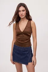 Short pollera de denim azul oscuro con diseño cruzado en el frente, silueta mini y tiro medio.