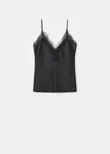 Top de tejido satinado negro, con cuello en V, ribetes de encaje, tirantes finos y diseño sin mangas.