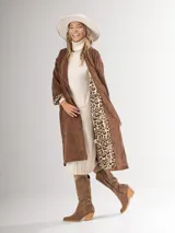 Tapado largo color beige de corderoy con forro animal print, de corte amplio.