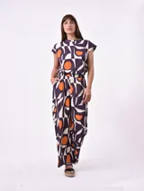 Pantalón negro de tiro alto con elástico en la cintura, corte ancho y bolsillos cargo a los lados.