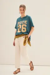 Remera oversize de jersey de algodón color verde azulado con lavado stonewash. Presenta una estampa frontal de inspiración deportiva con la palabra "ROCK" y el número "26" en foil dorado.