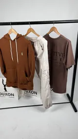 Canguro oversize color marrón terracota, tejido con capucha y cordones blancos.