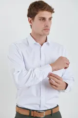 Camisa blanca de vestir, de corte clásico y manga larga.