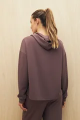 Canguro color beige de la línea Essence, con capucha, corte amplio y detalle de recorte frontal.