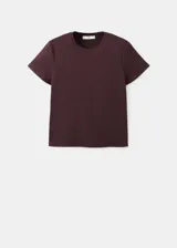 Camiseta bordó de corte clásico y manga corta, confeccionada en 100% algodón.