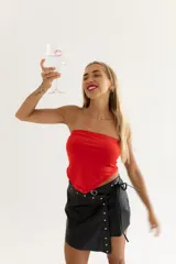 Top strapless rojo de lycra con elástico en la parte superior y terminación en pico.