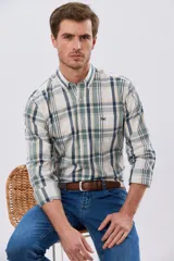 Camisa de manga larga de calce slim, con diseño a cuadros en tonos azul oscuro, verde y blanco. Presenta cuello camisero con botones y bolsillo ojal en el pecho con detalle bordado.
