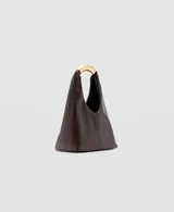 Bolso de mano color marrón oscuro, de diseño estructurado tipo hobo con detalle de pieza metálica dorada en el asa superior.