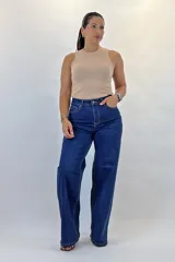 Pantalón de denim azul oscuro de corte wide leg y tiro alto. Cuenta con cinco bolsillos, cierre frontal con cremallera y botón, y está confeccionado con lycra para un ajuste cómodo.