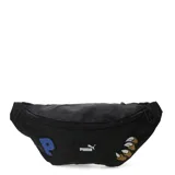 Riñonera Puma color negro con cierre principal, logo de la marca en el centro y parches decorativos laterales.