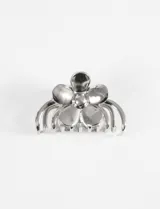 Broche plateado para el pelo con forma de flor.