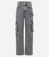 Pantalón recto de jeans gris con bolsillos cargo laterales, trabillas en la cintura y cierre de botón y cremallera.