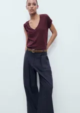 Camiseta de lino color vino tinto, con cuello en V y manga corta, de corte recto.