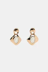Pendientes colgantes de metal dorado con diseño orgánico y aplicación de piedra central transparente.