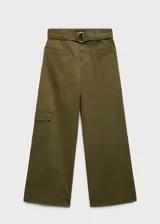 Pantalon de corte wide leg en color verde militar, con tiro alto y bolsillos frontales tipo cargo. Incluye trabillas y un cinturón desmontable con hebilla metálica.