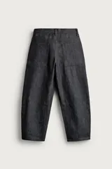 Jeans tapered wide fit de hombre, confeccionados en denim de algodón con efecto lavado en tono azul oscuro. Presentan diseño de cinco bolsillos, tiro medio, corte relajado y cierre frontal con cremallera y botón.