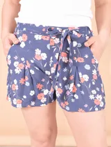 Short pollera azul con estampado floral y lazo en la cintura.