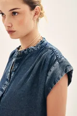Camisa sin mangas de lyocell, con cuello mao y cierre frontal de botones.