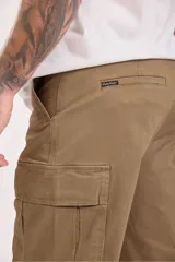 Pantalón cargo color caqui con múltiples bolsillos y corte recto.