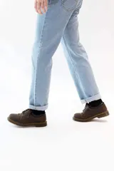 Jean de corte recto clásico con cinco bolsillos, botones de cobre y costuras color camel.