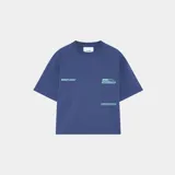 Remera oversize de color azul, confeccionada en algodón puro, de manga corta y cuello redondo acanalado. Presenta un amplio estampado gráfico en la espalda en tonos celestes con inscripciones tipográficas.