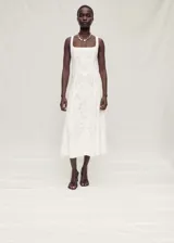 Vestido midi blanco de encaje con tirantes finos y escote cuadrado.