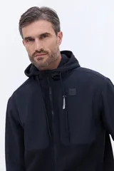 Campera polar con cierre frontal, diseño de paneles en color verde oliva y marrón, con capucha integrada y bolsillos laterales.