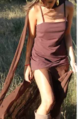 Vestido marrón con base de crepé asimétrico y capa de gasa, incluye chal o corbatín a juego.