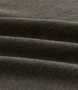 Camisa polo de manga corta color verde oliva, confeccionada en tejido de punto, con cuello y puños con ribetes contrastantes en blanco y rojo.