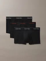 Pack de tres bóxers tipo trunk de talle bajo, confeccionados en algodón elástico. Presentan cintura elástica con el logo de la marca estampado.