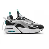Championes Nike Air Max Furyosa con diseño técnico y vanguardista. Presentan una combinación de malla transpirable y paneles superpuestos en tonos gris, negro y blanco. Destacan por su sistema de doble unidad Air Max visible en la entresuela, cordones decorativos y una estructura robusta con suela de goma dentada.