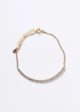 Pulsera tipo tennis con cadena veneciana, elaborada en plata 925 con baño de oro 18k y engaste de zirconias brillantes.