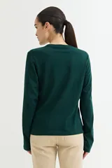 Remera negra de algodón, de corte recto y manga larga.