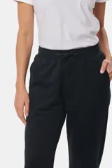 Pantalón deportivo negro de felpa con cintura ajustable con cordón.