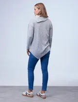 Buzo azul en tejido soft de la marca Ruby Rd. Tiene cuello volcado con aplique de botones y terminación de ruedo asimétrico.