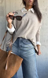 Sweater oversize de punto en color tostado, con cuello redondo y mangas largas. Presenta un diseño básico y holgado.