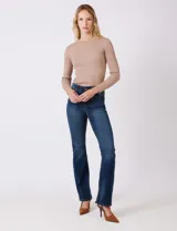 Jean elastizado marca Sound Style, color azul oscuro, de tiro alto y pierna bootcut. Tiene pretina con pasadores, botón y cierre, y bolsillos en la parte delantera y trasera.