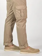 Mocasines color marrón claro de lona con suela blanca.